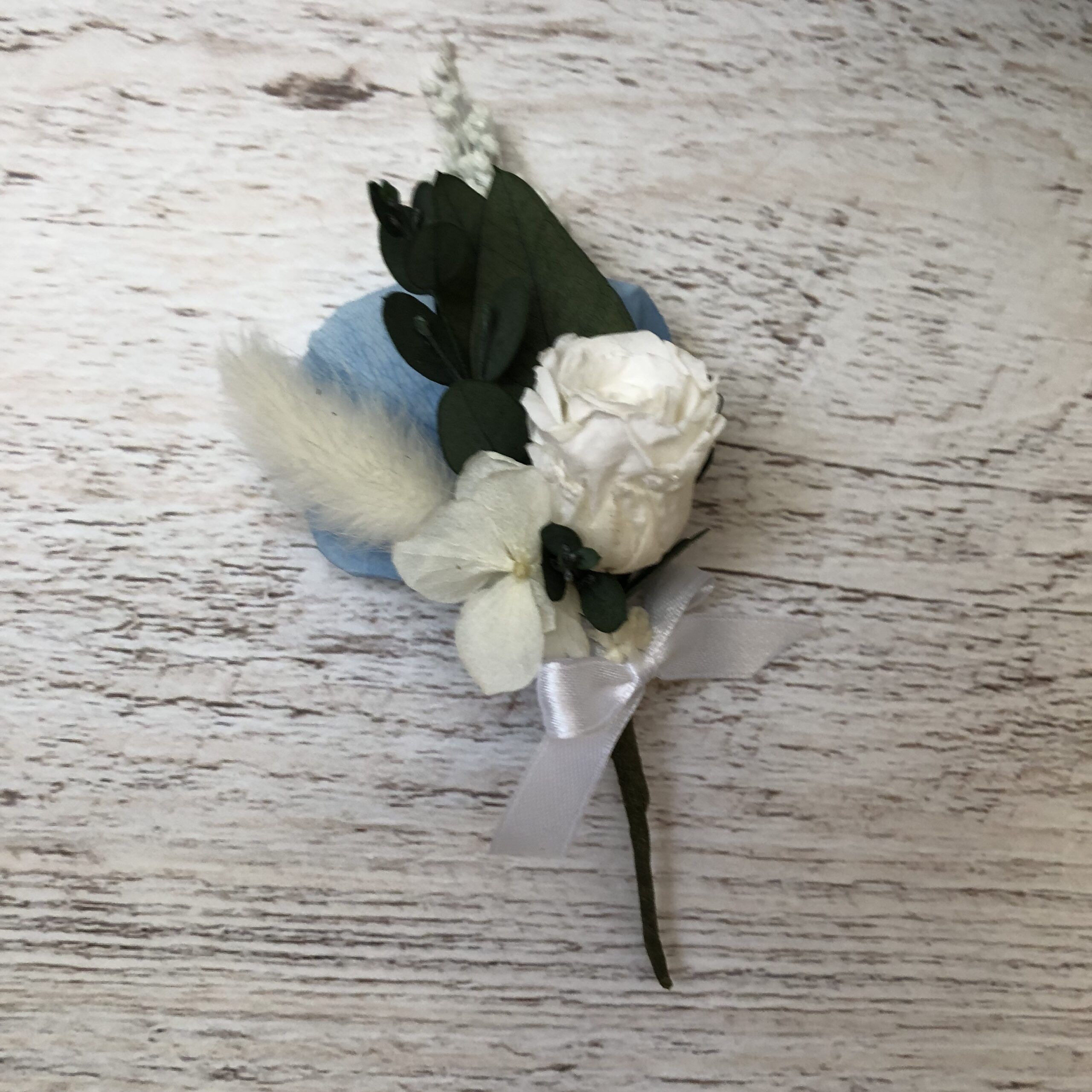 Sofía- Ramo flores preservadas con botonier en tonos azul celeste y blanco - Imagen 2