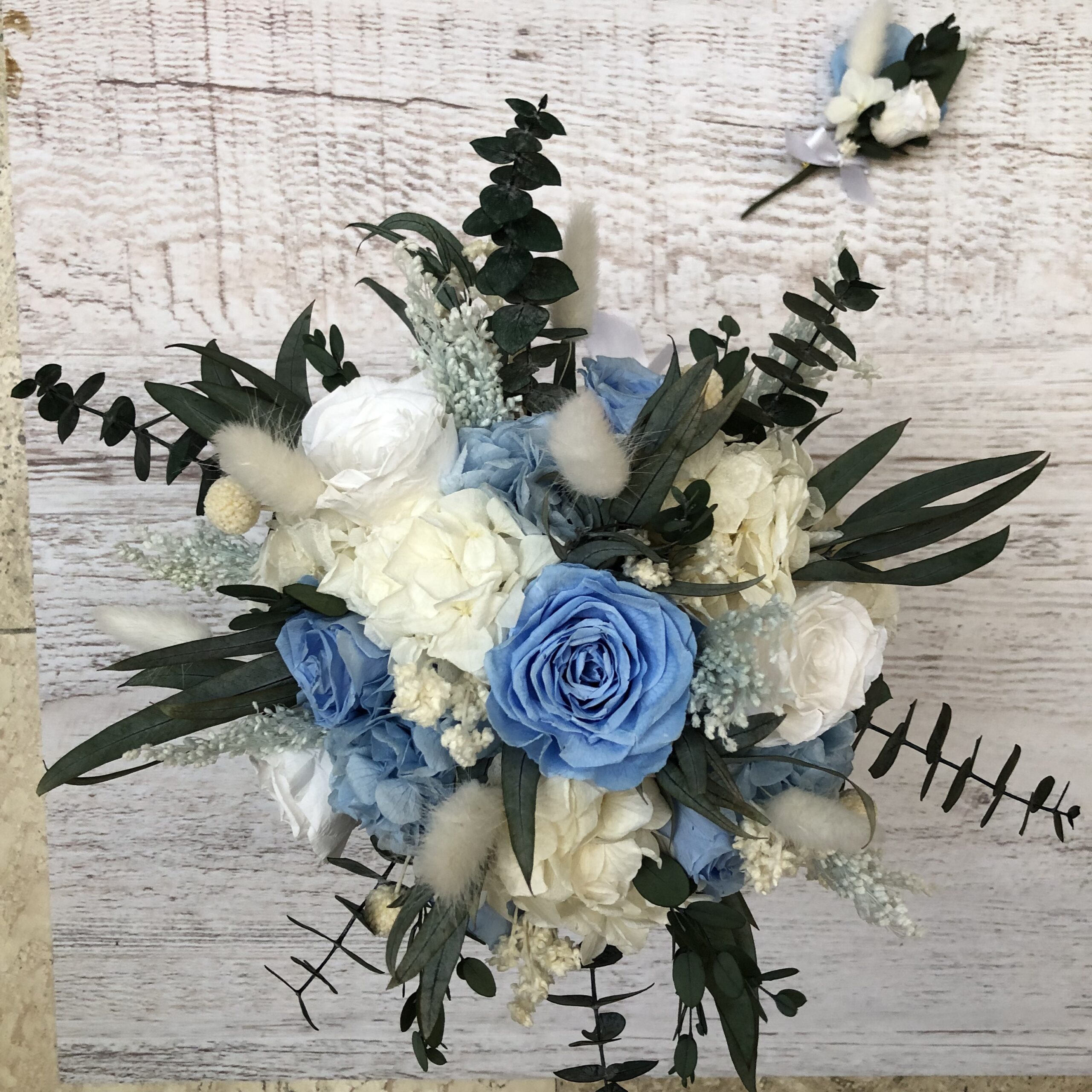 Sofía- Ramo flores preservadas con botonier en tonos azul celeste y blanco - Imagen 4