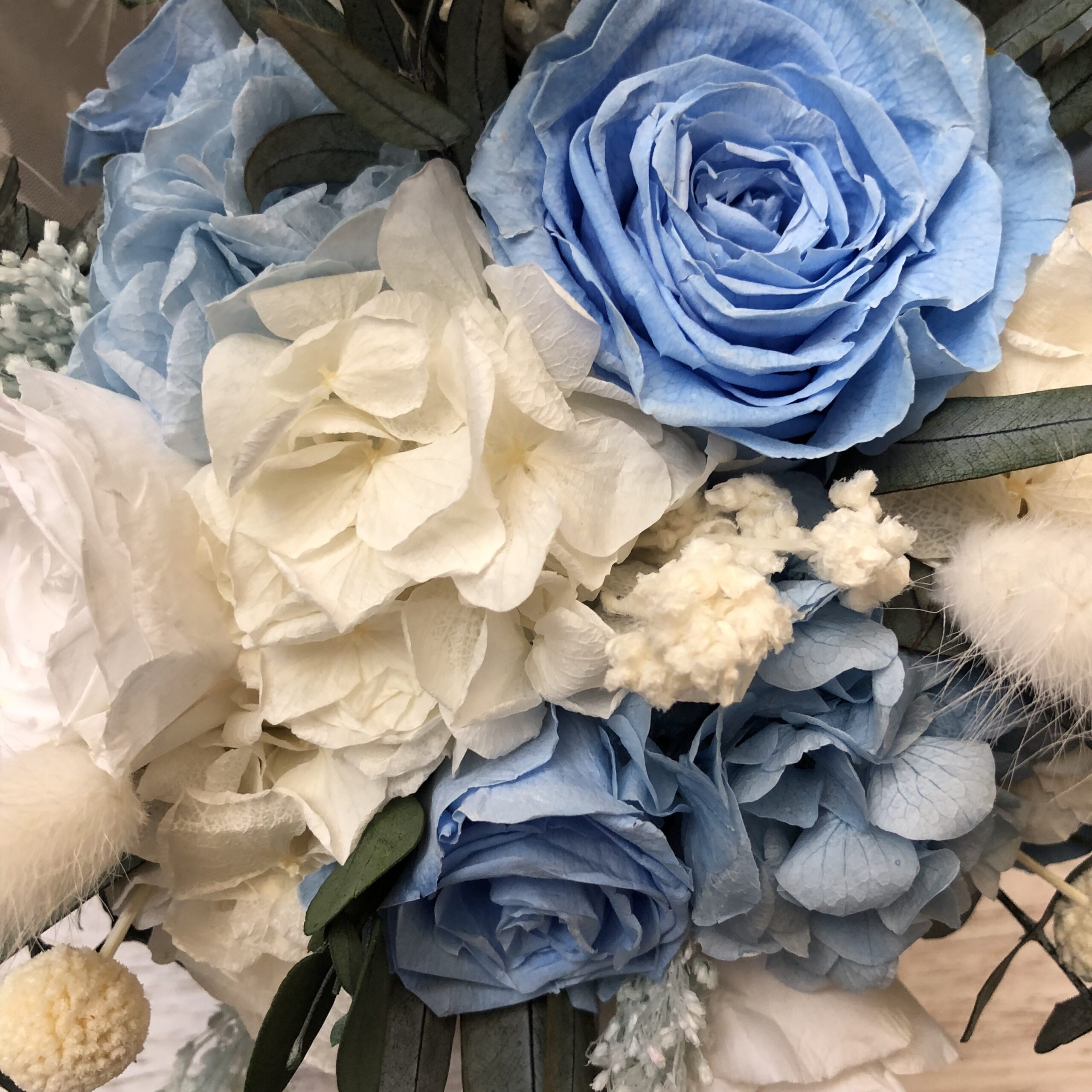 Sofía- Ramo flores preservadas con botonier en tonos azul celeste y blanco - Imagen 5