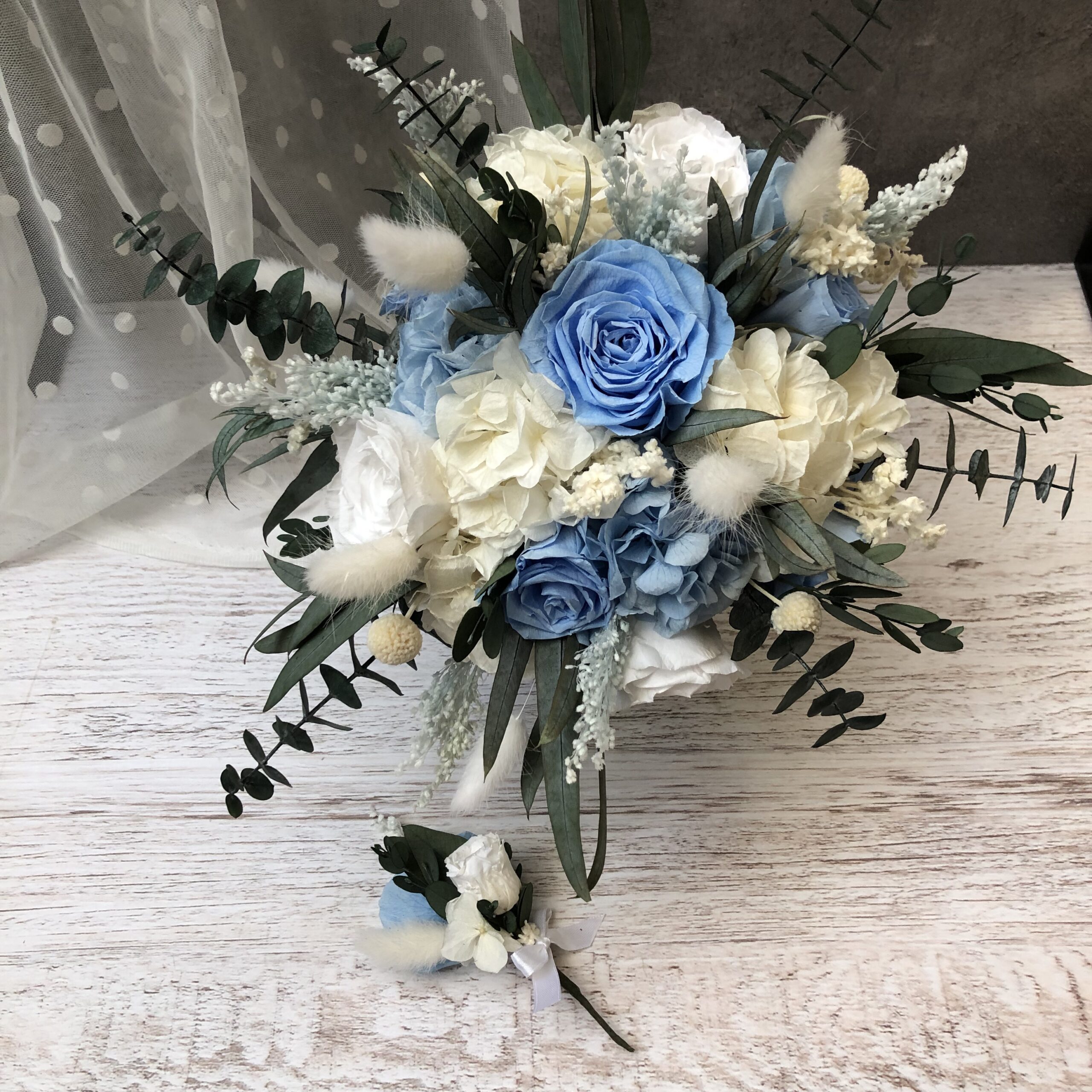 Sofía- Ramo flores preservadas con botonier en tonos azul celeste y blanco - Imagen 3
